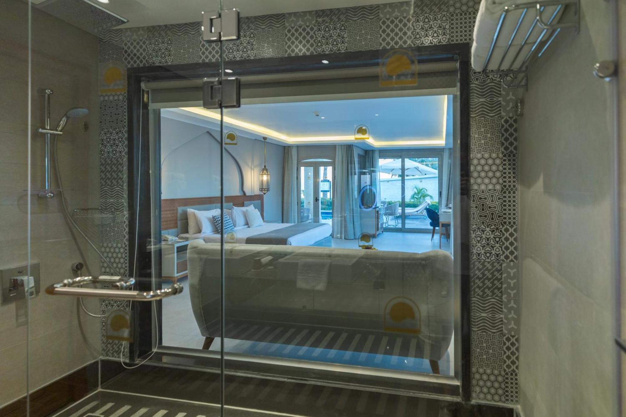 Sunrise Diamond Beach Resort -Grand Select Sharm el-Sheikh Ruang foto A shower with a glass door